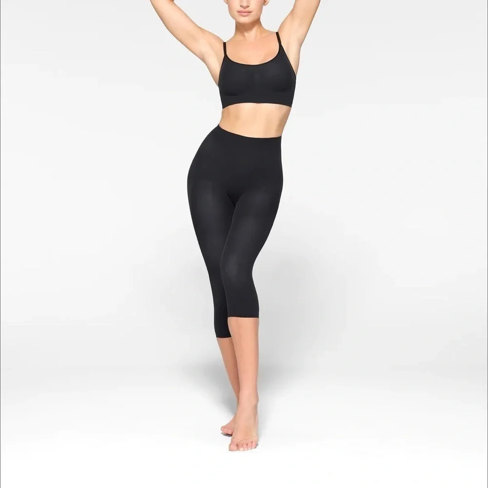 NWOT SKIMS EVERYDAY SCULPT MID WAIST CAPRI  m onyx